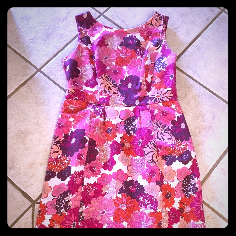 Fun floral print dress!
