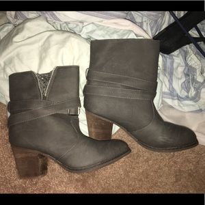 Heeled bootie with sequin in zipper