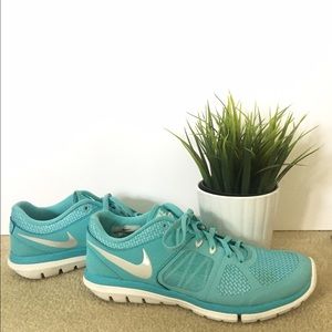 Tiffany blue Nike flex run size 7.5