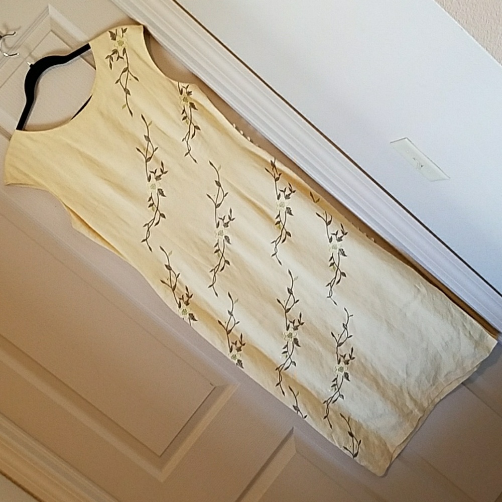 Embroidered Asian-esque dress w side-slit. Sz 8
