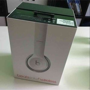 Beats Solo 2 Wireless by Dre - white