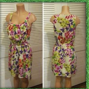 HAS POCKETS! Ruffle neck floral dress.