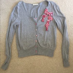 Gray cardigan with red bow