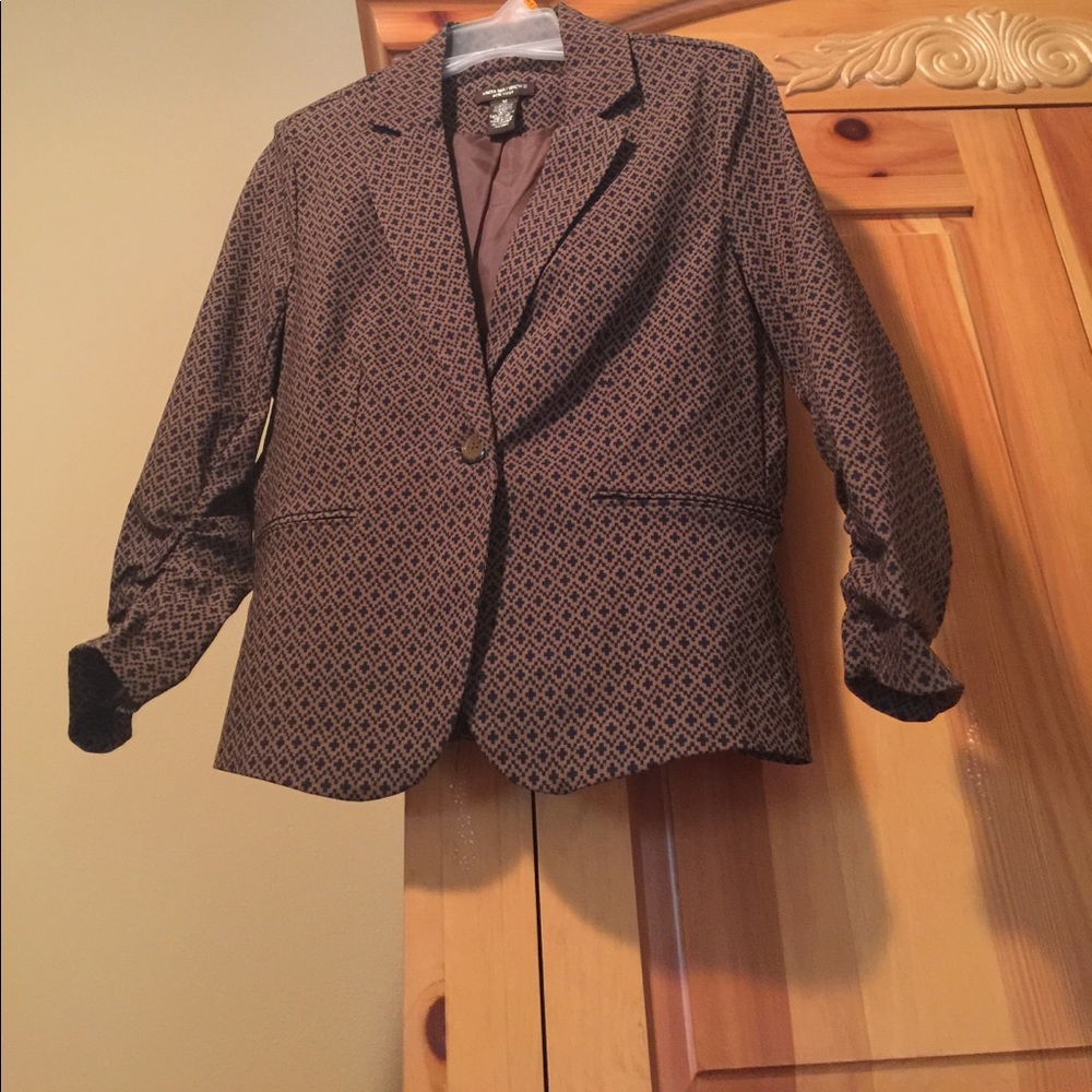 Dark navy and tan Blazer.