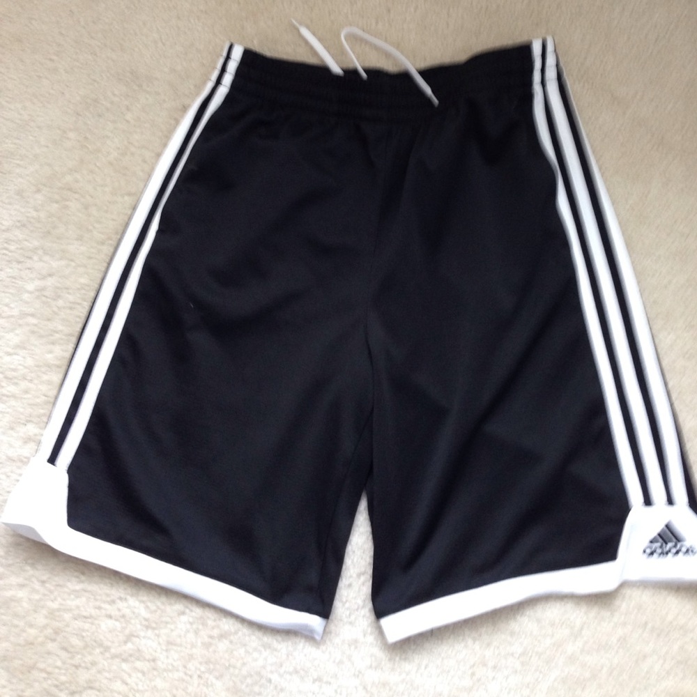 Adidas boys short size L