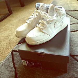 Air Jordan 1 mud BG, 7 Y white and gray