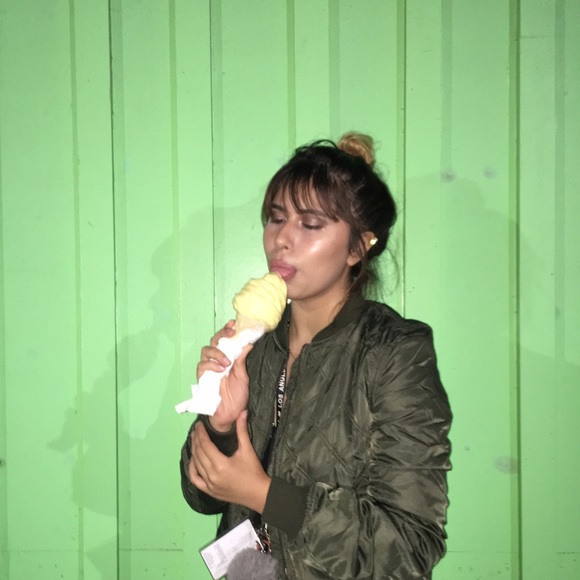 Meet your Posher, Alexis - Picture 2 of 3