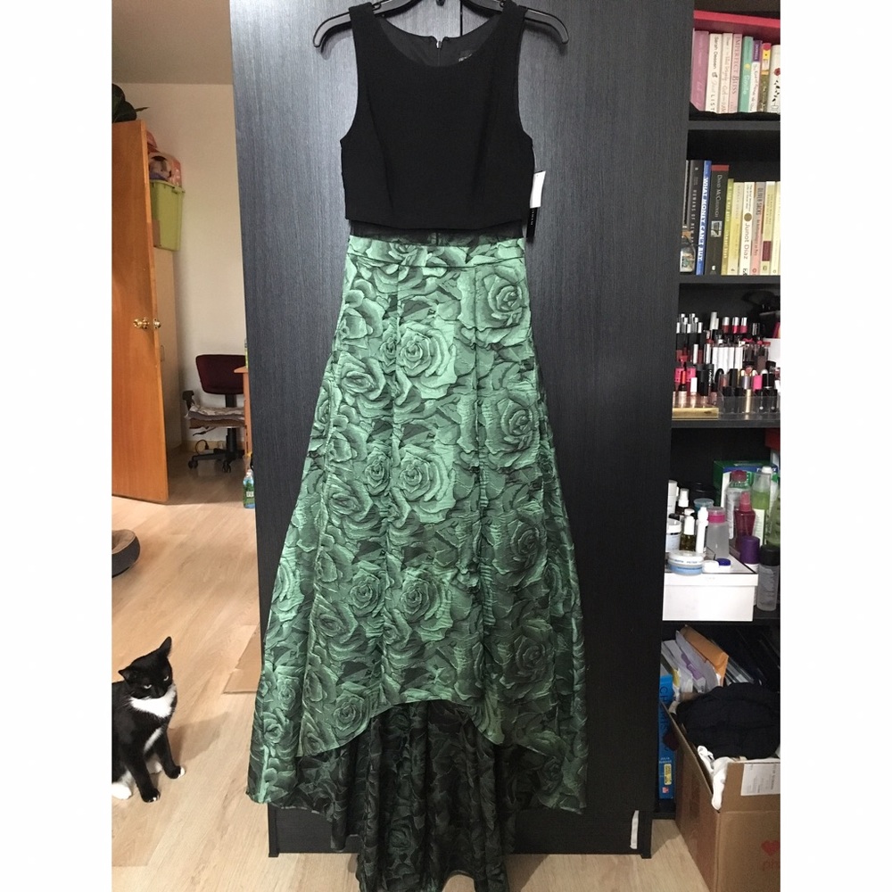 Betsy & Adam Size 2 Gown/Prom Dress