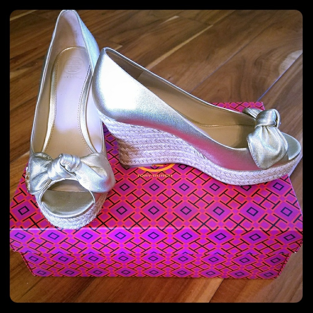 Tory Burch Dory Metallic Peep-Toe Wedge size 5.5