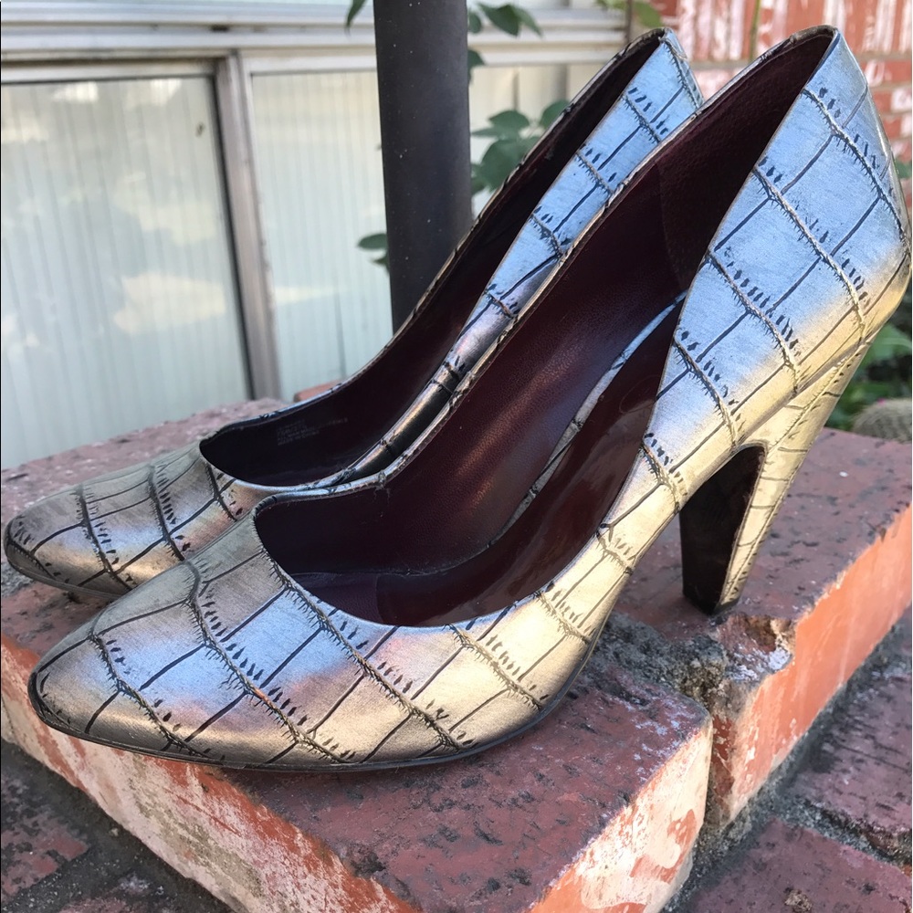 Jessica Simpson pumps