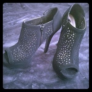 Adorable heals, great condition.