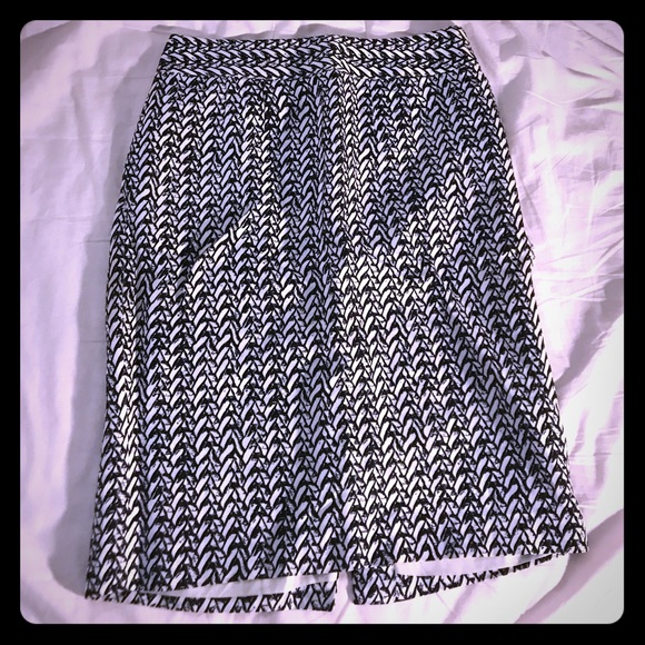 Banana Republic silky pencil skirt, B/W pattern - Picture 1 of 3