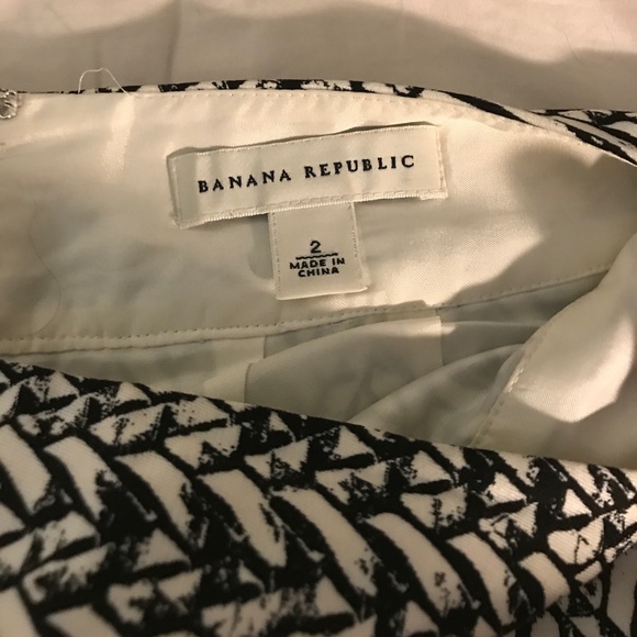 Banana Republic silky pencil skirt, B/W pattern - Picture 2 of 3