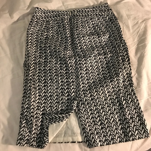 Banana Republic silky pencil skirt, B/W pattern - Picture 3 of 3