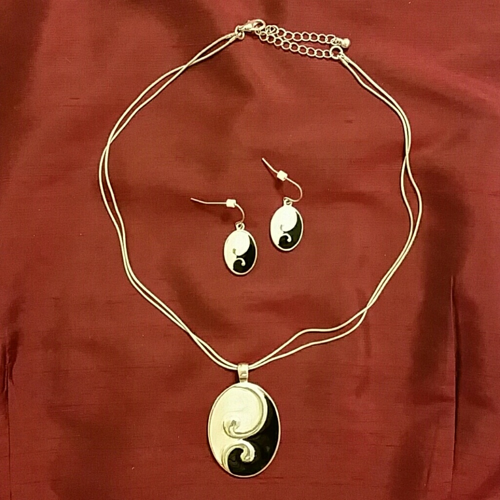 Beautiful Necklace & Matching Earrings