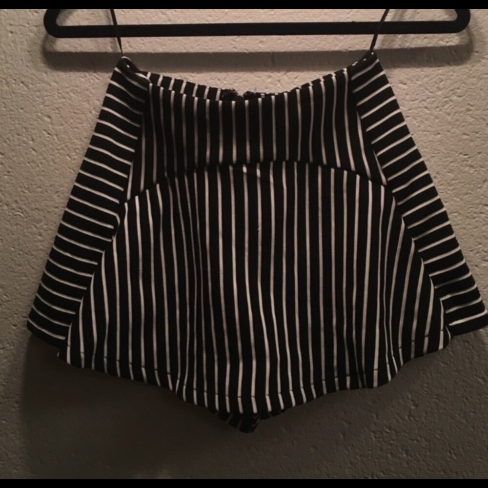 LF size 6 striped skort!!