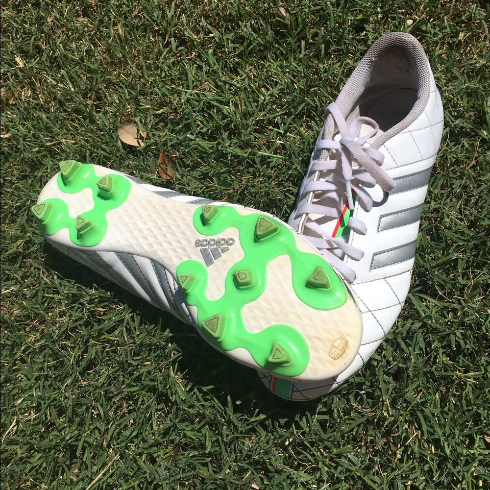 11Questra Firm-Ground W-W Soccer Cleat