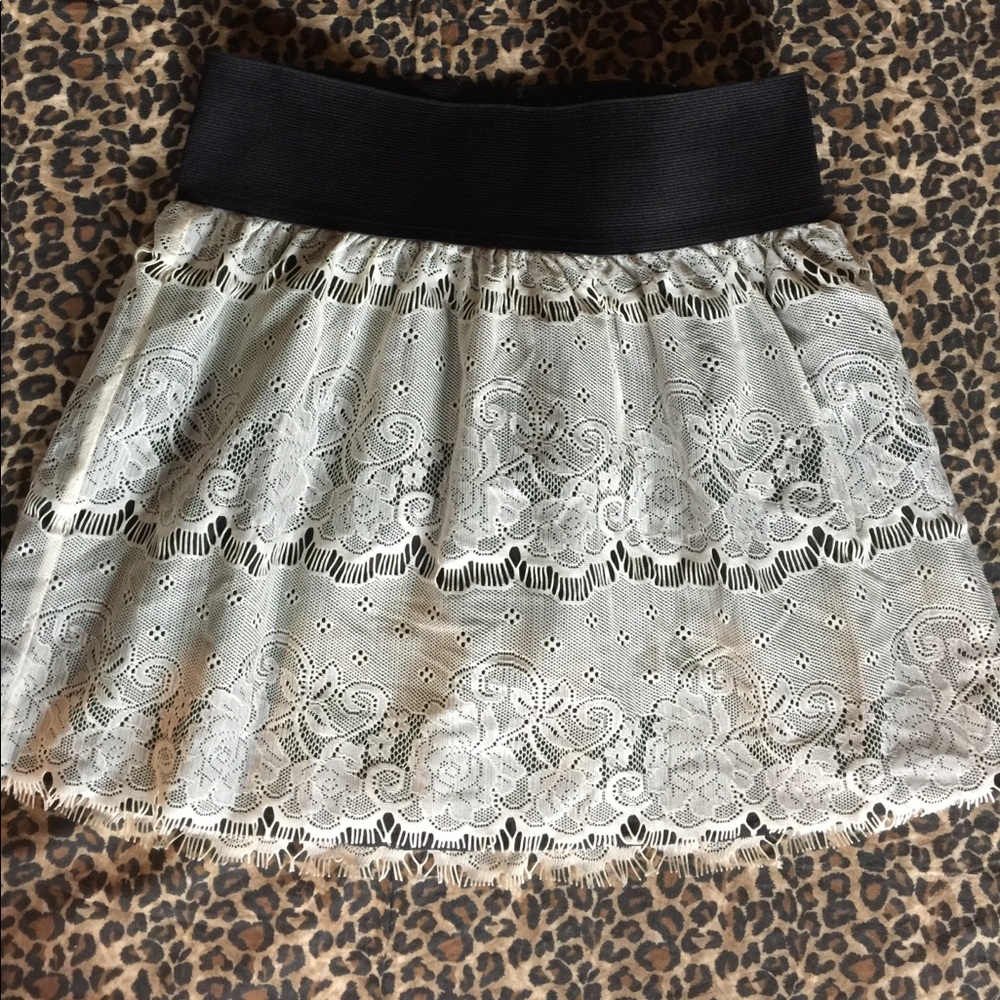 Cream & Black Lace mini skirt Sz. XS PRETTY 💖🛍