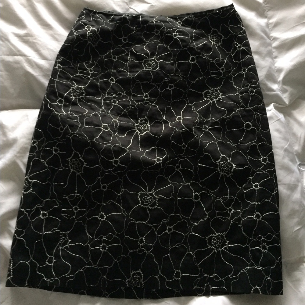 Pencil skirt with embroidered flower pattern