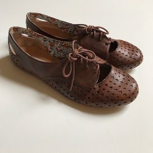 Not rated brown cut out flats