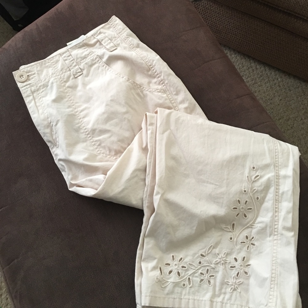 Bass khaki capris pants.