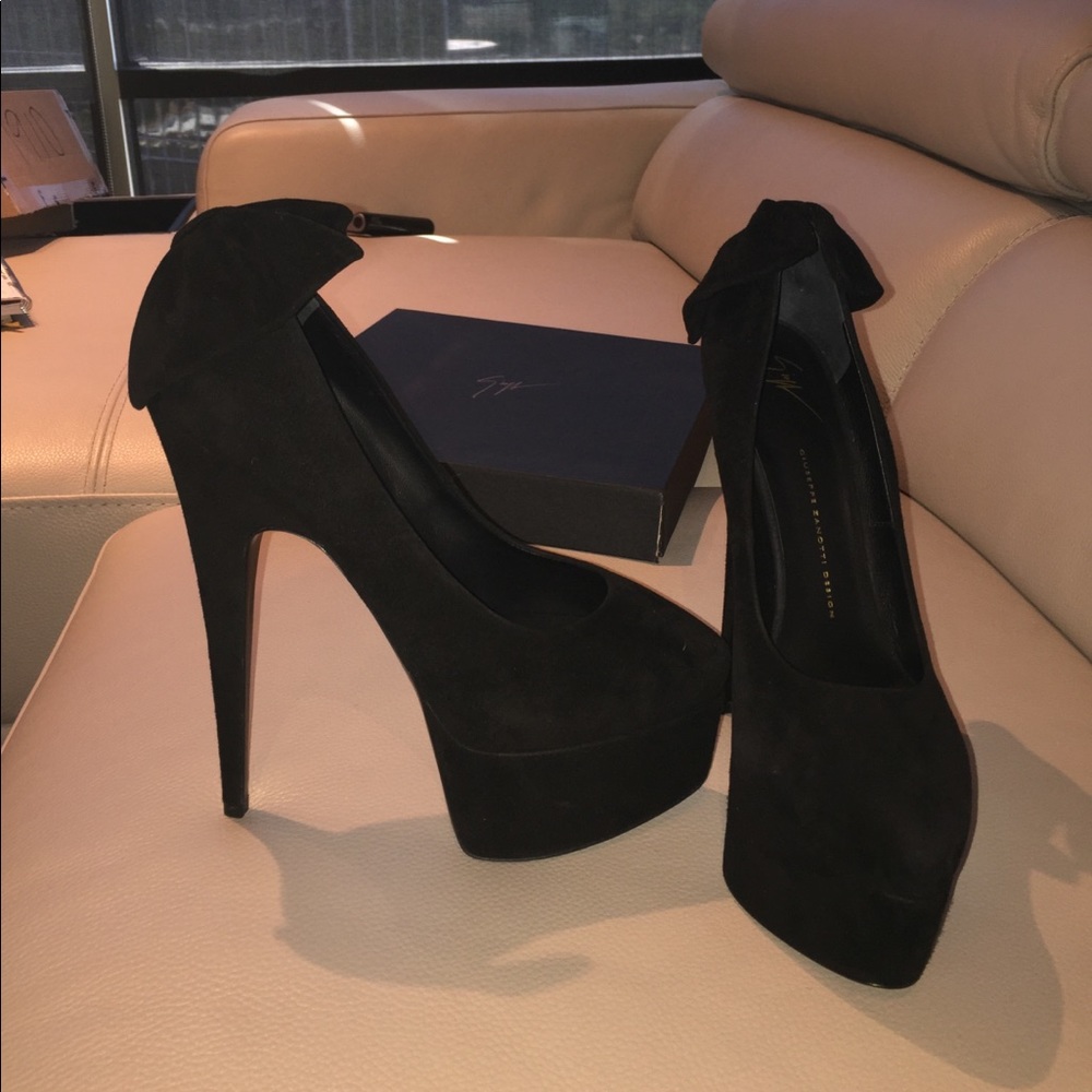 Giuseppe Zanoti Debra suede platform pump with bow