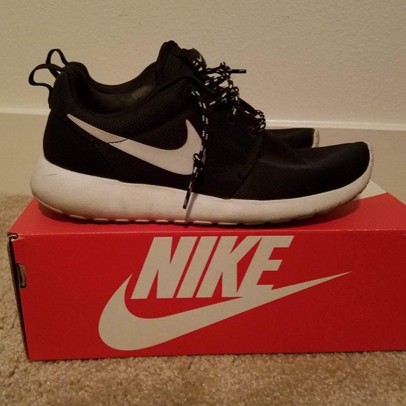 Nike Shoes - Nike Women's roshe run 6.5 black Nike Shoes - Nike Women's roshe run 6.5 black