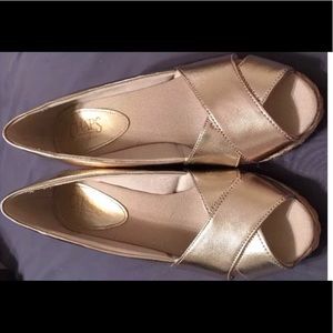 Chaps"Dakota"Gold Espadrille Peep Toe Wedges 7.5 M