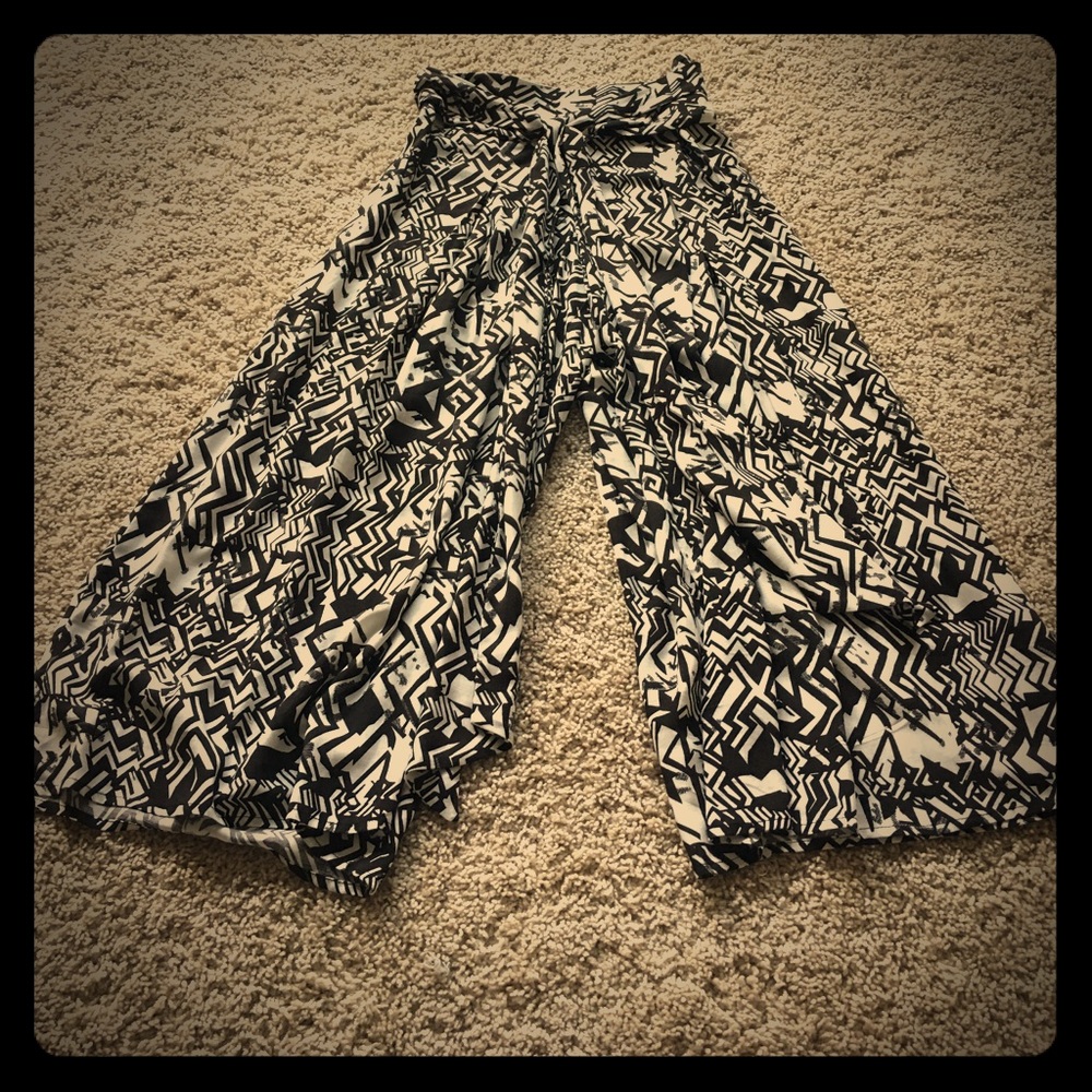 NWT NY&Co palazzo capri pants. Size XS