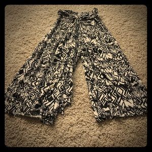 NWT NY&Co palazzo capri pants. Size XS