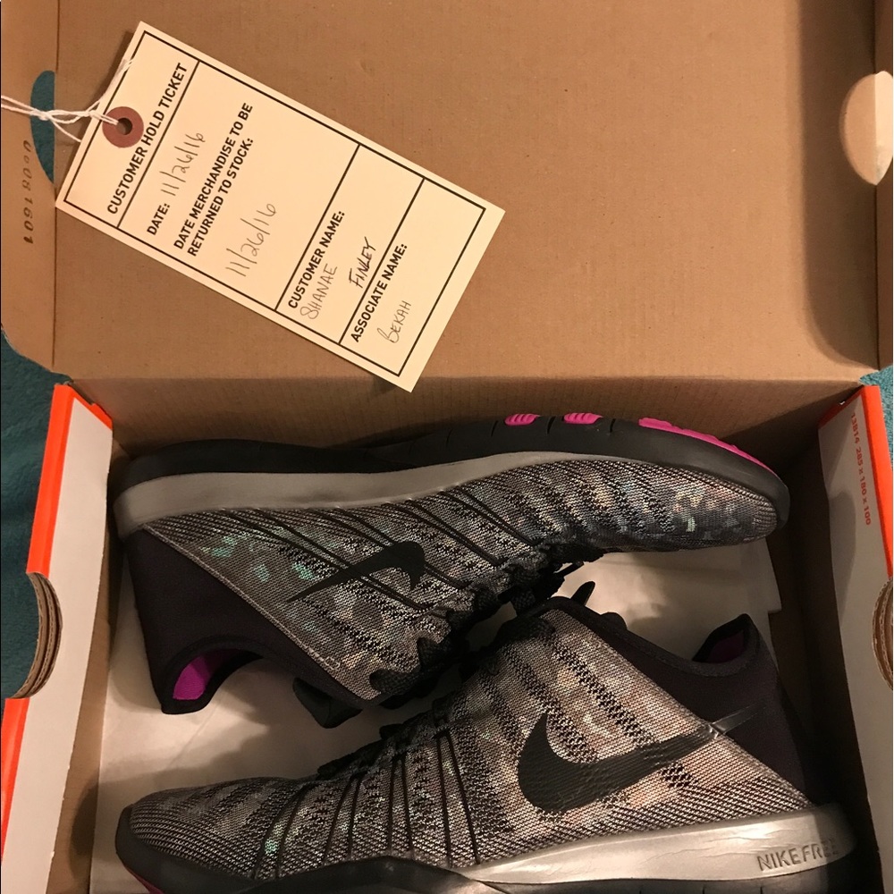Women's Nike tennis shoes