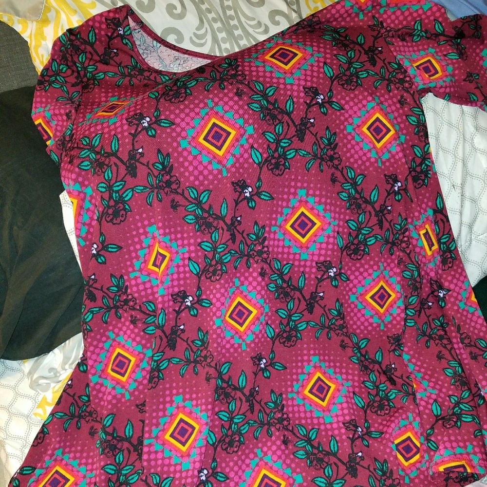 Lularoe Medium Perfect Tee. Item is new w/o tags.