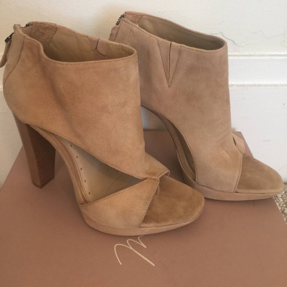 Max Azira bcbg cutout beige nude heel booties