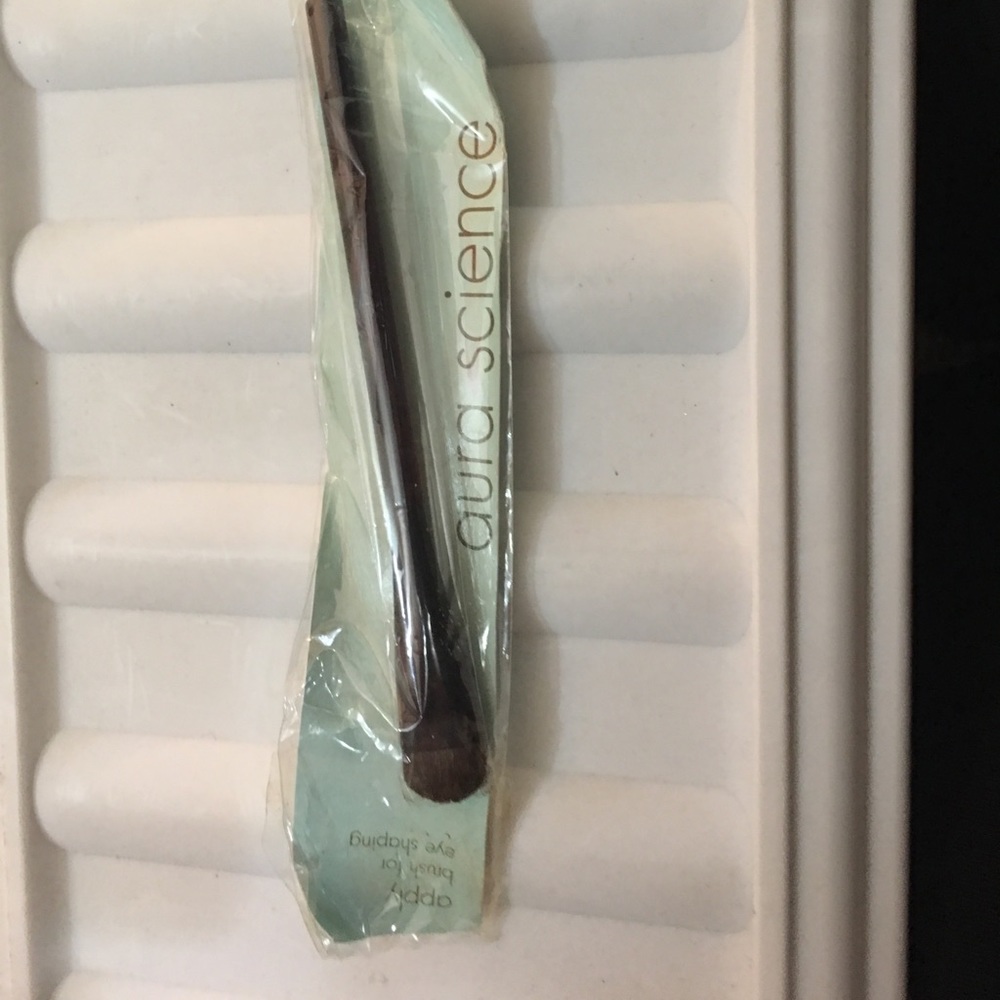 Aura science apply brush for eyes