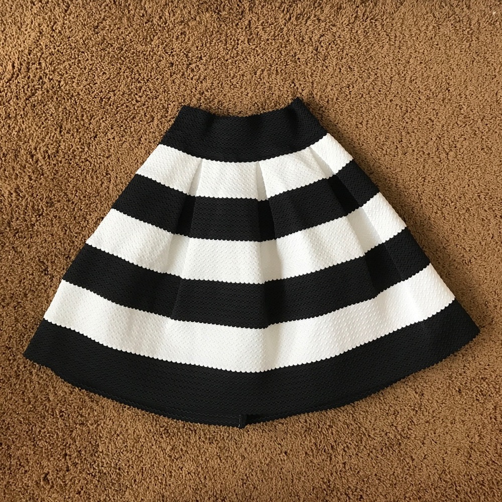 Xhilaration B&W Striped Skirt