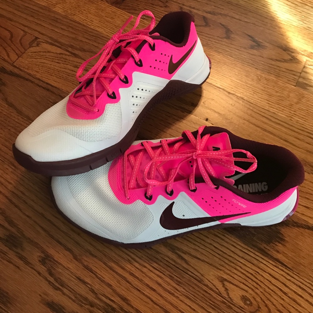 Nike training sneakers never worn!!