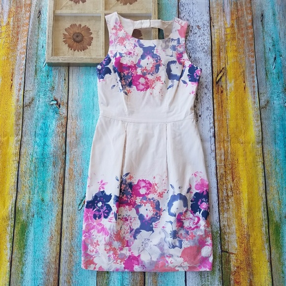 Oasis Dresses & Skirts - Oasis Floral Pleated Keyhole Back Day Dress