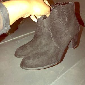 Black ankle boots- black