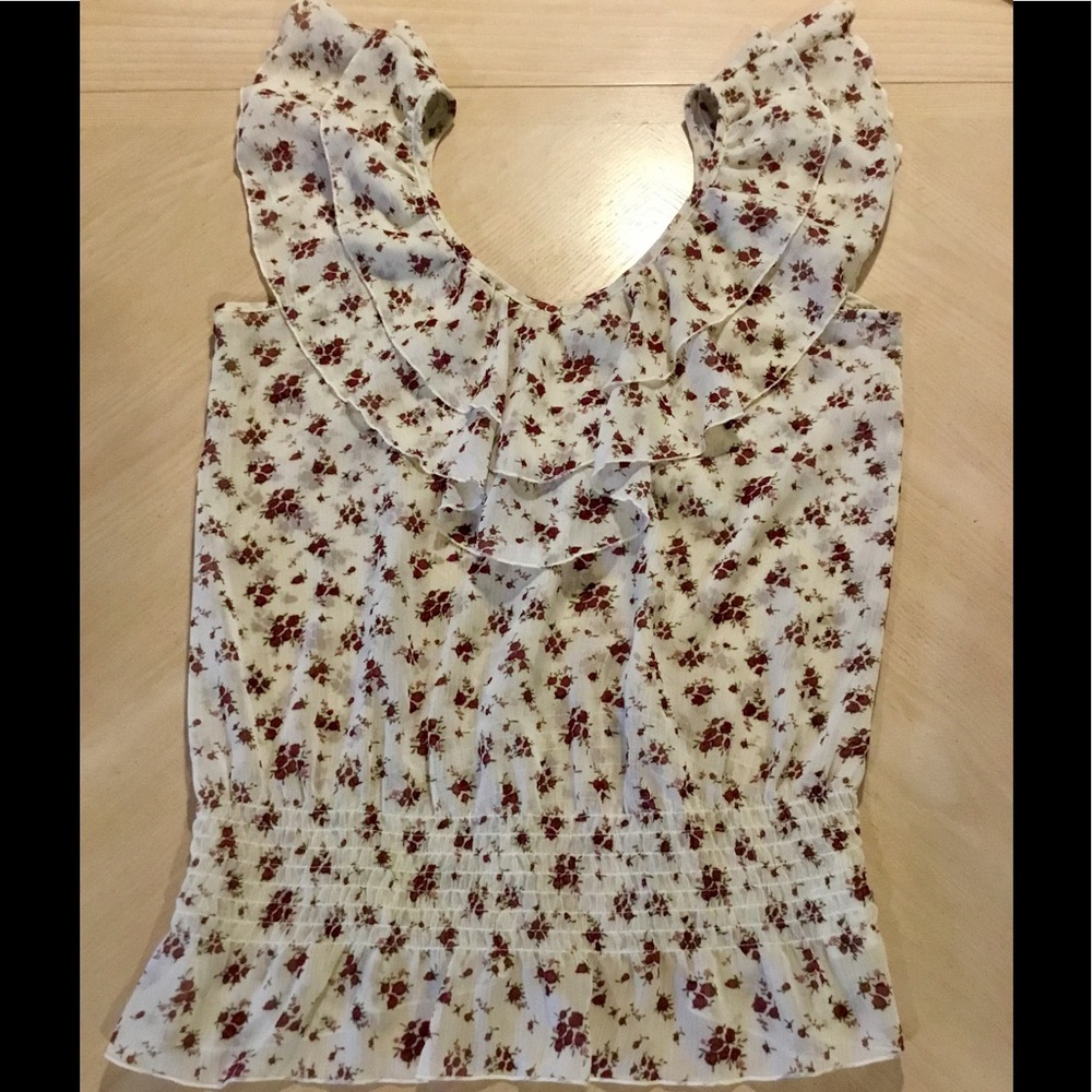 🌺 Beautiful Flowered Summer Top