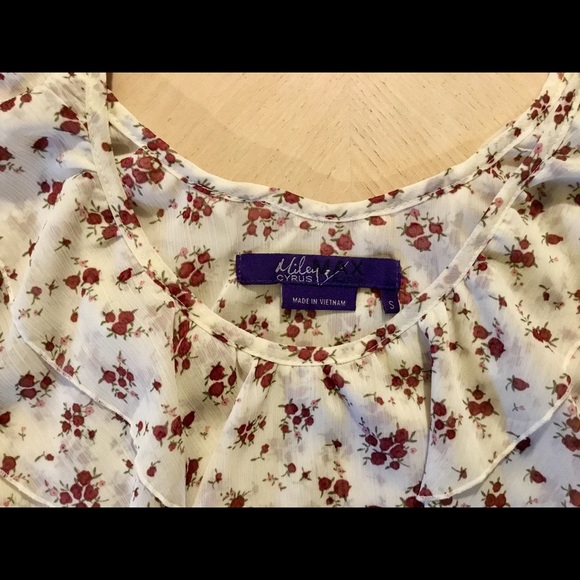 🌺 Beautiful Flowered Summer Top - Picture 3 of 3