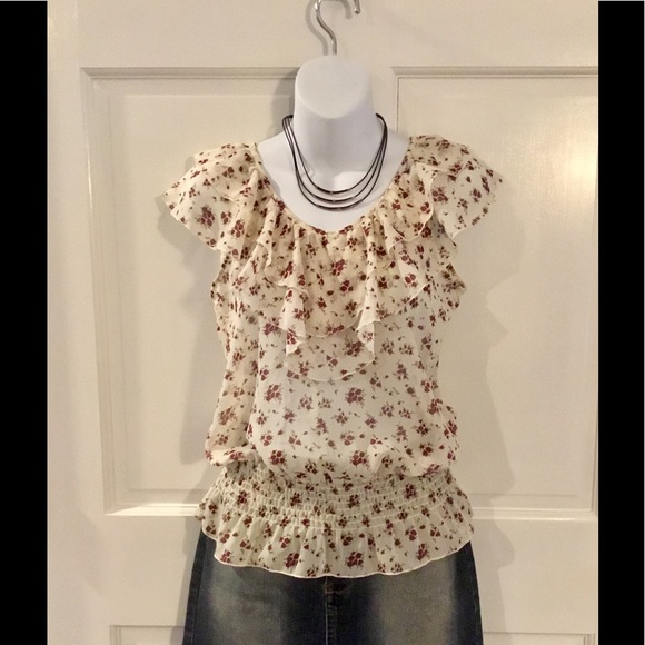 🌺 Beautiful Flowered Summer Top - Picture 2 of 3