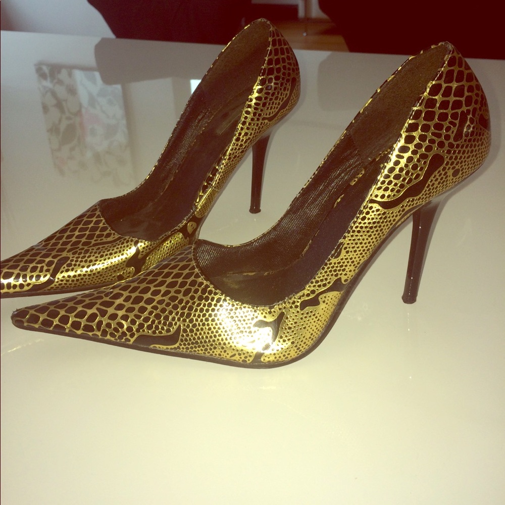 Black and gold pumps