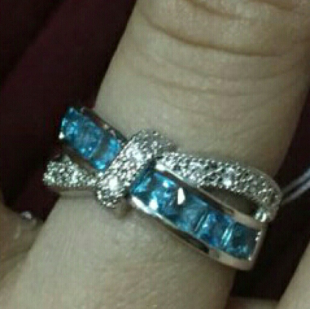 Cross shaped lady's ring