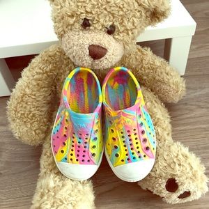 Rainbow Native toddler shoes size 6