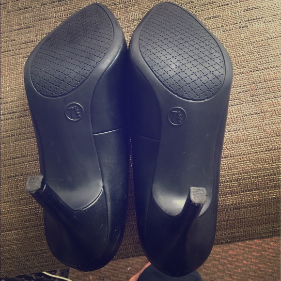 Black high heals Size 7 1/2 - Picture 3 of 4