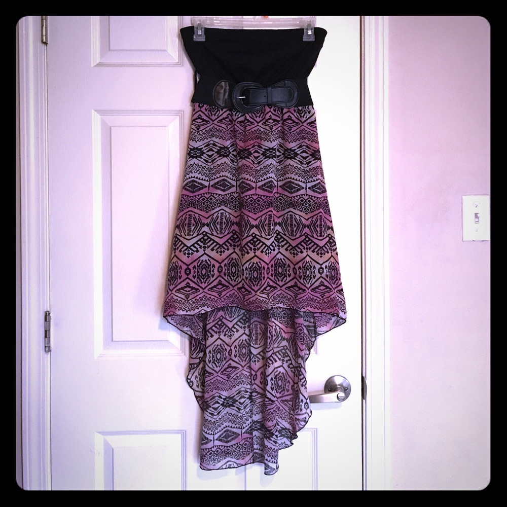 Flowy strapless dress with belt and cutout