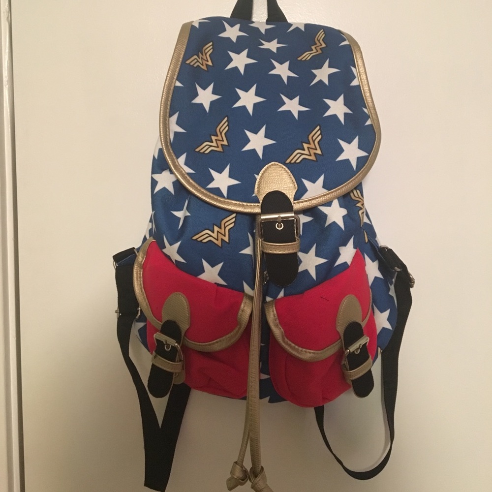 DC COMICS WONDER WOMAN MEDIUM SLOUCH BACKPACK
