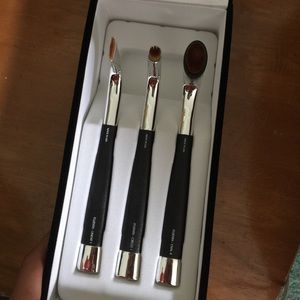Authentic Artis make up brushes.