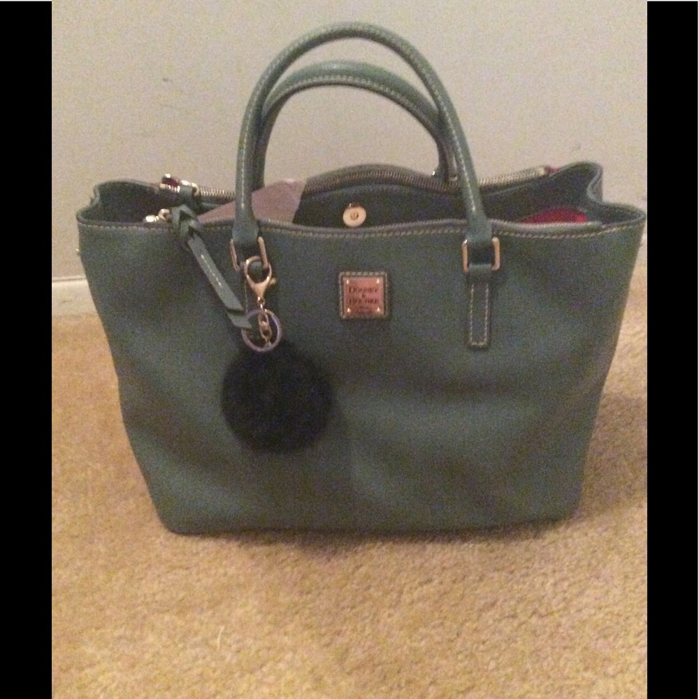 💥Dooney and Bourke Pebble Grain Willa Satchel💥
