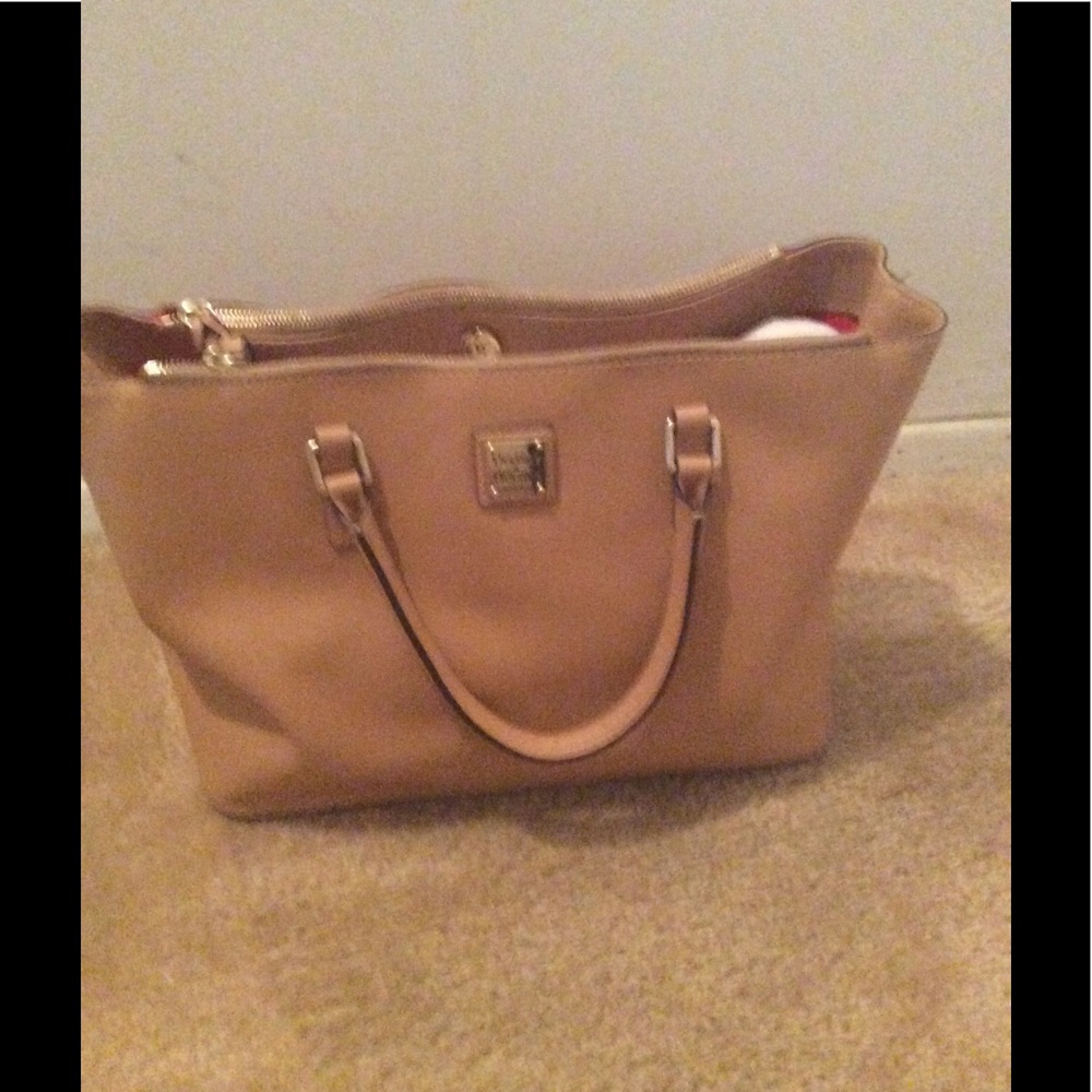 💥Dooney and Bourke Pebble Grain Willa Satchel💥
